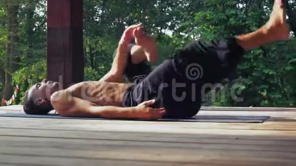 瑜伽躺在垫子上表演练习莲视频的预览图