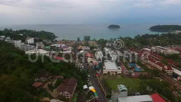 印度洋附近的沿海村庄夏季雨天视频的预览图