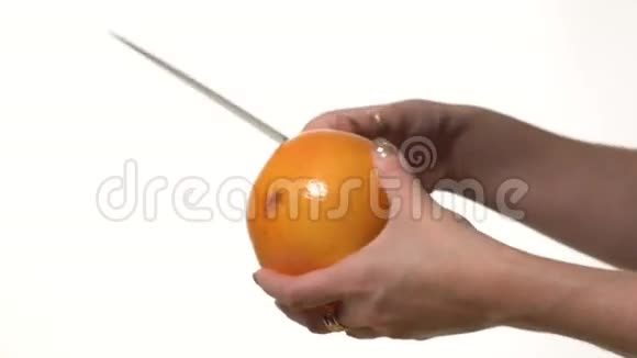 女孩切刀皮葡萄柚视频的预览图