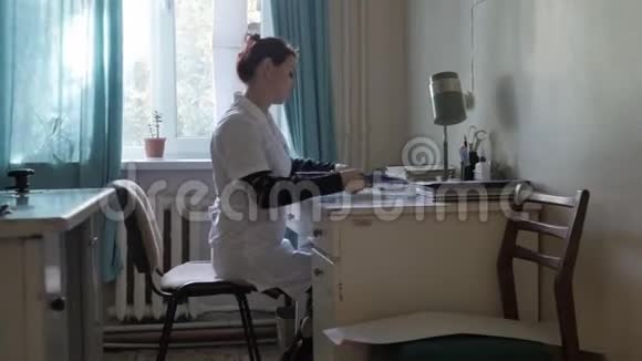 医生在桌子旁的办公室办公室里一家老医院的医生视频的预览图