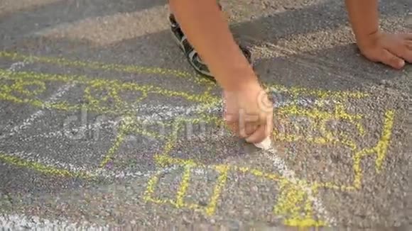 有孩子的家庭用粉笔在沥青上画画户外游戏视频的预览图