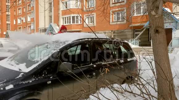 刮雪机后清洁汽车视频的预览图