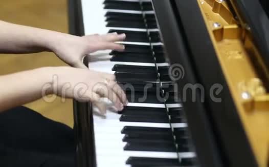 大钢琴键盘上的手指特写镜头视频的预览图