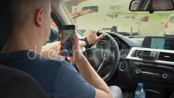 男人在车里用手拍自拍视频的预览图