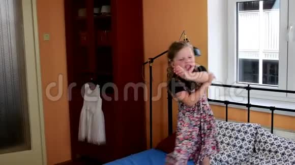 可爱的小女孩在床上跳舞慢动作儿童概念视频的预览图