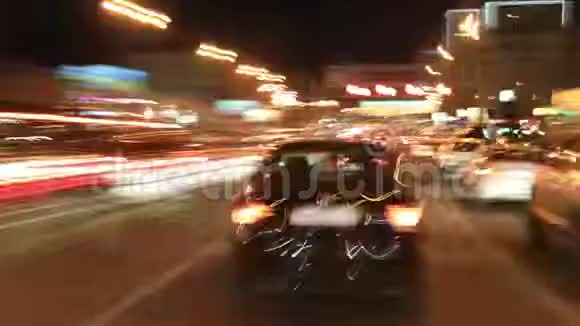城市夜间街道上的汽车交通视频的预览图