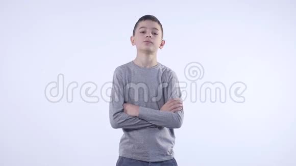 在白色背景下孤立的骄傲男孩的肖像视频的预览图