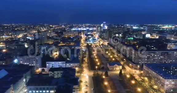 夜晚城市全景空中拍摄俄罗斯车里雅宾斯克视频的预览图