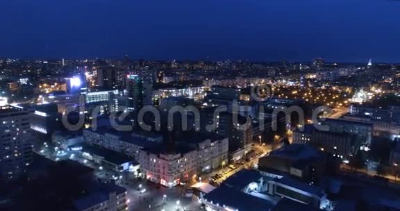 晚上鸟瞰大城市俄罗斯车里雅宾斯克视频的预览图