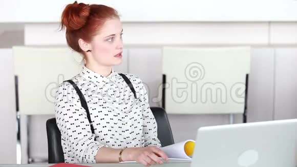 有魅力的女人坐在会议室听演讲视频的预览图