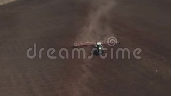 全新拖拉机在现场工作拖拉机耕地拖拉机栽培场视频的预览图