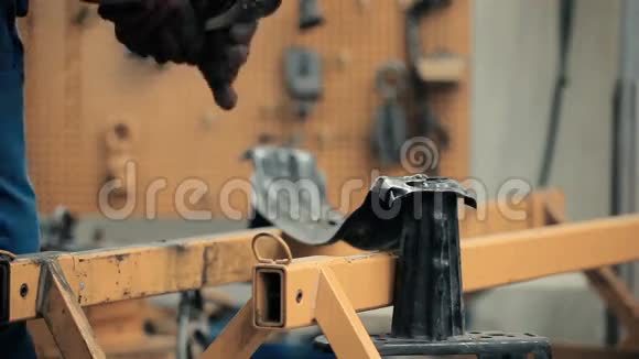 人拱钳铁件视频的预览图