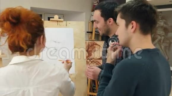 女画家教年轻人如何画古典肖像视频的预览图