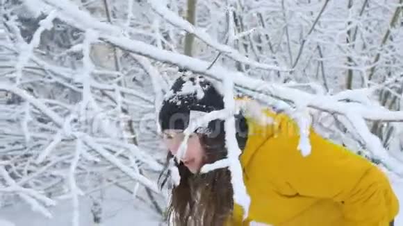 冬天她用一朵雪覆盖的云杉雪微笑和快乐的冬天视频的预览图