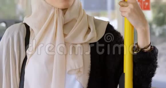 乘坐4k公共汽车时戴头巾的妇女视频的预览图