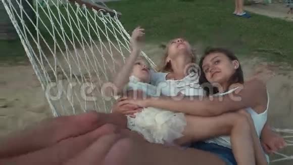 快乐的家庭在吊床股票视频视频视频的预览图