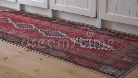 家庭主妇在家里吸尘地毯视频的预览图