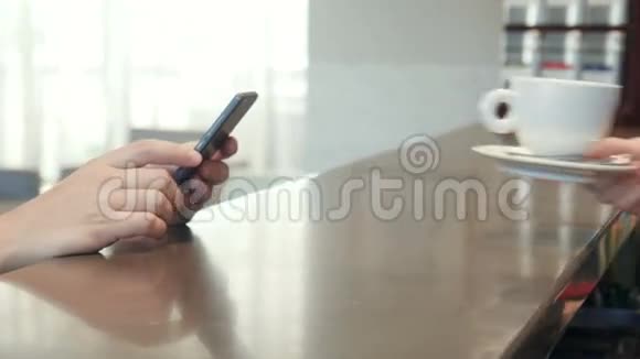 服务员用手机给一个男人端咖啡视频的预览图