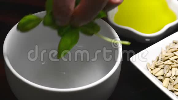 用罗勒葵花籽和橄榄油制作害虫视频的预览图
