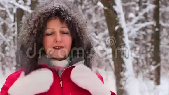 冬天穿着红色外套的雪木漂亮的高级女人玩得很开心视频的预览图