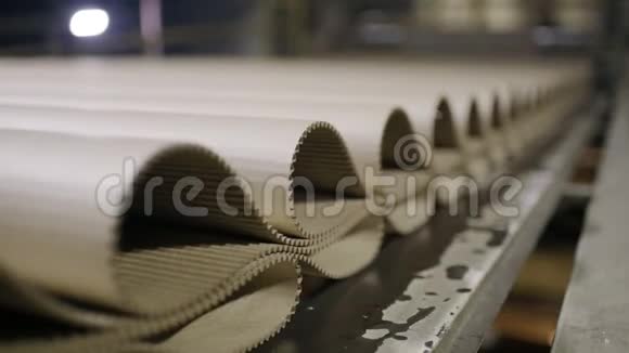 纸板加工工厂造纸纸箱视频的预览图