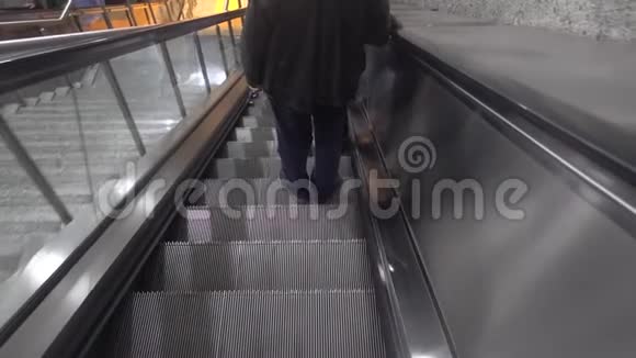 自动扶梯和人们乘坐地铁视频的预览图