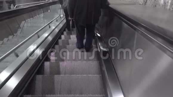 自动扶梯和人们乘坐地铁视频的预览图