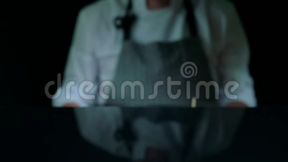 厨师在黑色背景的木盘上提供美味的汉堡炸薯条啤酒视频的预览图