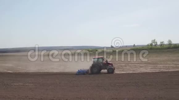 全新拖拉机在现场工作拖拉机耕地拖拉机栽培场视频的预览图