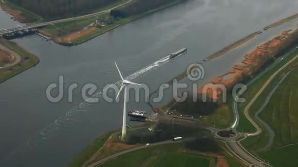荷兰江船轮渡风力发电机组生态航空全景图视频的预览图