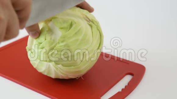 用刀子在切菜板上切鲜白菜视频的预览图