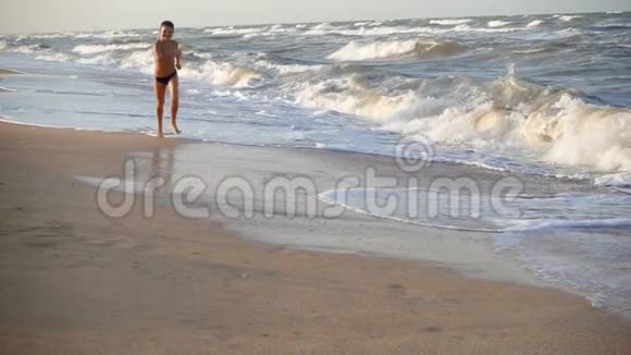 快乐的男孩在海边奔跑视频的预览图