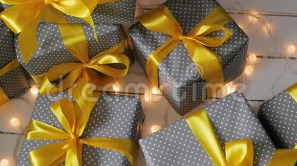 圣诞礼物系着一条黄色丝带流离失所者视频的预览图