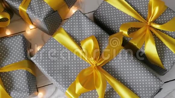 圣诞礼物系着一条黄色丝带流离失所者视频的预览图