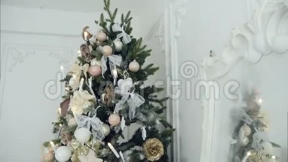 装饰精美的圣诞树圣诞树下面有礼物和蜡烛视频的预览图
