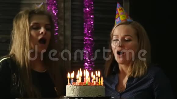 喜怒哀乐的女人吹灭生日蛋糕上的蜡烛蜡烛熄灭了视频的预览图