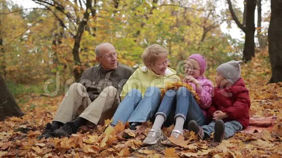 秋天公园快乐的家庭休闲视频的预览图