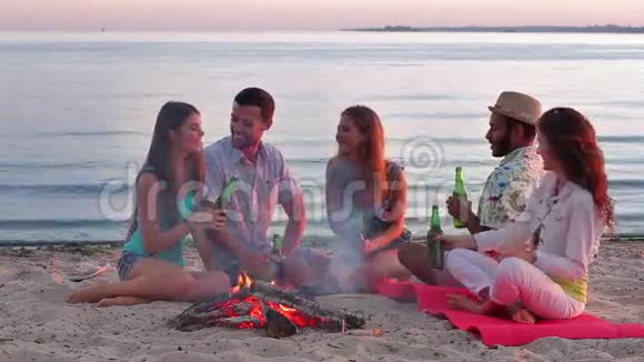 快乐的年轻人在湖边喝饮料视频的预览图