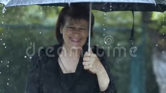 女人在雨中的伞下哭泣视频的预览图