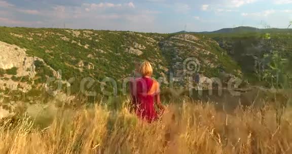 女人在美丽的克罗地亚兹马尼亚河冥想视频的预览图