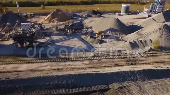沥青混凝土厂配有挖掘机和推土机空中景色视频的预览图