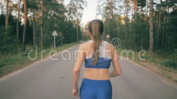 健身锻炼年轻女子在奔跑女跑步者在公园路上慢跑健身锻炼慢动作视频的预览图