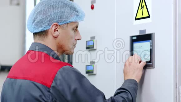 使用工业计算机设备触摸屏的工厂工人视频的预览图