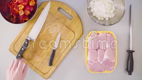 厨师做一道鸡菜锋利的刀视频的预览图