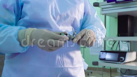 外科护士拿起套管针的手视频的预览图