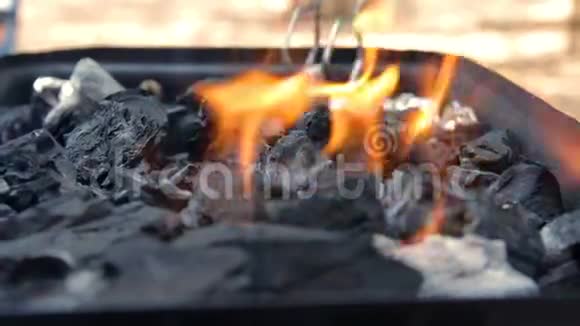 男人为户外烧烤准备烤架视频的预览图