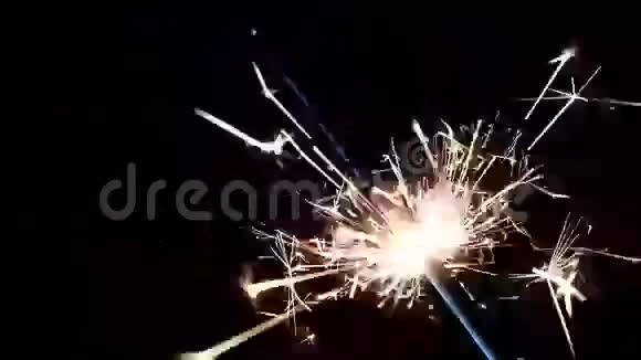 烟花在黑色背景下燃烧祝贺问候聚会新年快乐视频的预览图