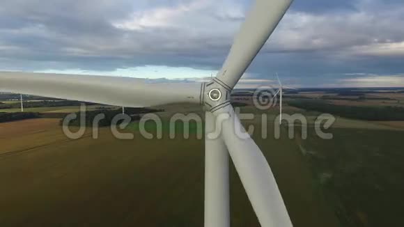 风车风力发电技术无人驾驶飞机对风力发电涡轮风车能源生产的看法绿色技术视频的预览图
