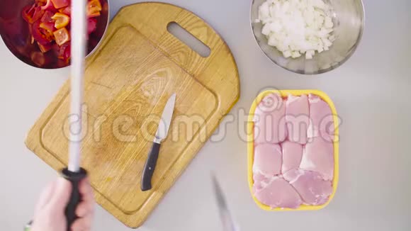 厨师做一道鸡菜锋利的刀视频的预览图