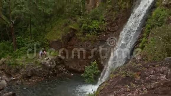 伍迪悬崖中的高长泡沫瀑布视频的预览图